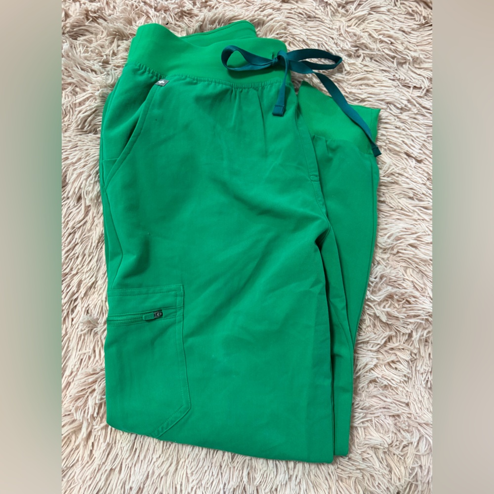 Figs Women’s Green Highwaisted Joggers and Scrub Top